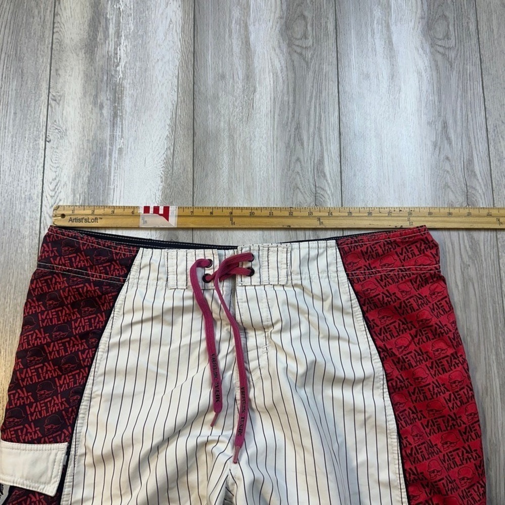 Metal Mulisha Board Shorts Mens 36 White Red Skull Helmet Striped Swim Trunks - Picture 4 of 9